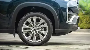 Toyota Innova Hycross 8